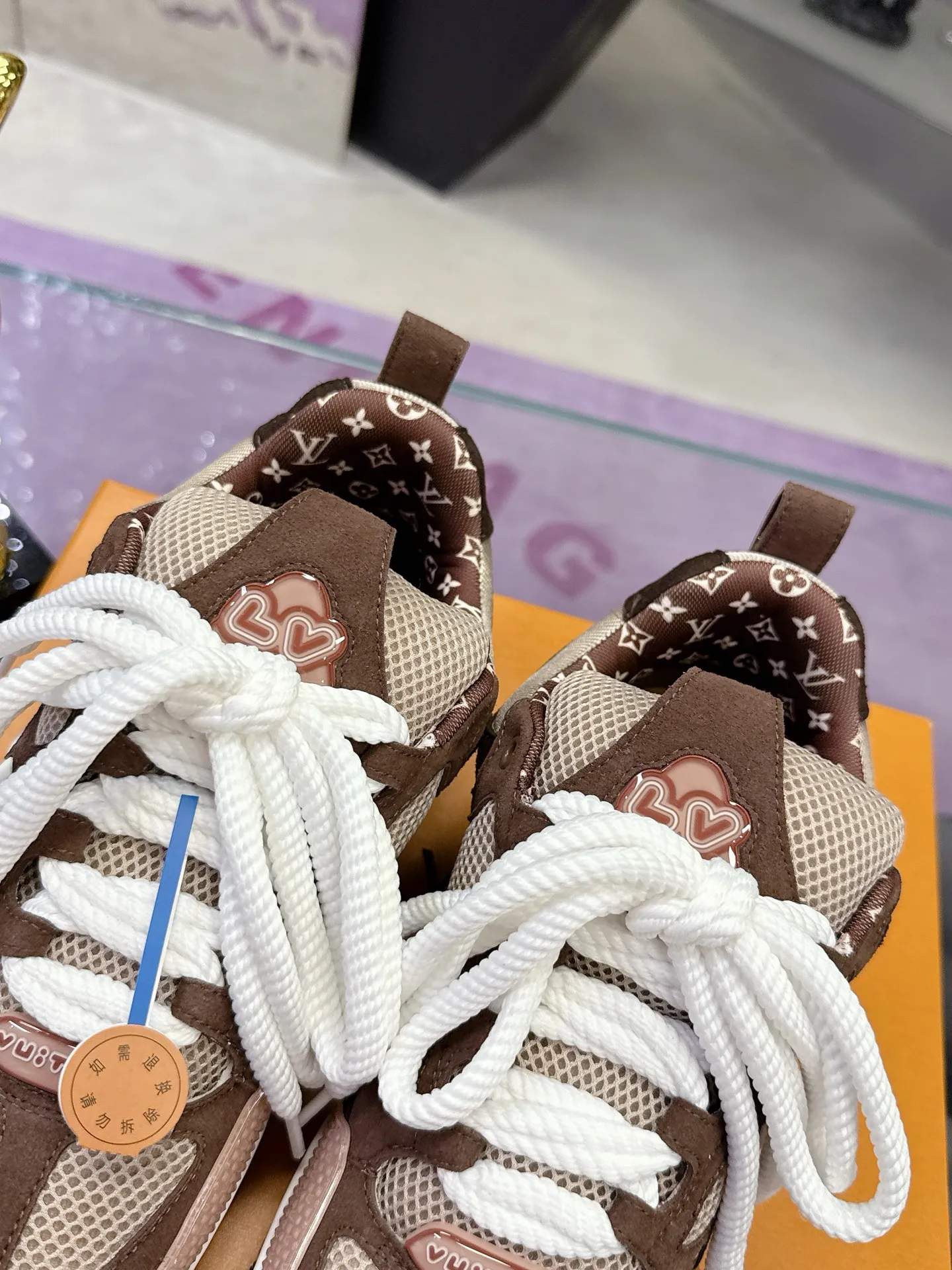 Factory price: 760💰 𝙇𝙑 𝟐𝟎𝟐5 𝐒𝐒 𝐧𝐞𝐰 Officially synchronized new colors💗 Louis Vuitton catwalk skateboard shoes are a hit, LOUIS VUITTON Trainer is undoubtedly one of the most successful Sneakers launched by luxury brands, but the pace of exploration will not stop. LOUISVUITTON will also bring a new series of skateboard shoes in the spring of 2025. The new series in the picture returns to the 90s Chunky Skate Shoes look and feel. The uppers are made of leather and mesh. The fat silhouette and thick shoelaces are very eye-catching. It is expected to have quite a few colors like the Trainer. Judging from the previous DIOR show skate shoes, this chunky style may be even stronger next year.  💎 LV small bread series LV bread shoe series 😘 Couple model Size: Female 35-40 Male 39-44, customized 45, 46